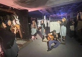 Uno de los momentos del recorrido, con la actuación de Anabel Santiago, apoyada en la vagoneta