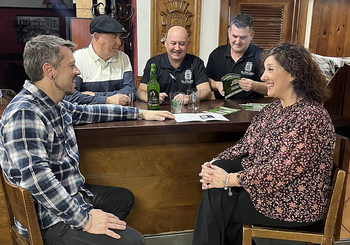 En la tertulia, de izquierda a derecha, Miguel Ánxel Montenegro; el perxonaxe del año, Enrique Meoro; los hosteleros Juan Manuel Helguera y Alfredo, de la sidrería El Polesu; y Montse Arregui, de la directiva de la Asociación Amigos del Roble.