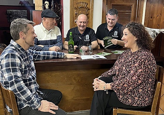 En la tertulia, de izquierda a derecha, Miguel Ánxel Montenegro; el perxonaxe del año, Enrique Meoro; los hosteleros Juan Manuel Helguera y Alfredo, de la sidrería El Polesu; y Montse Arregui, de la directiva de la Asociación Amigos del Roble.