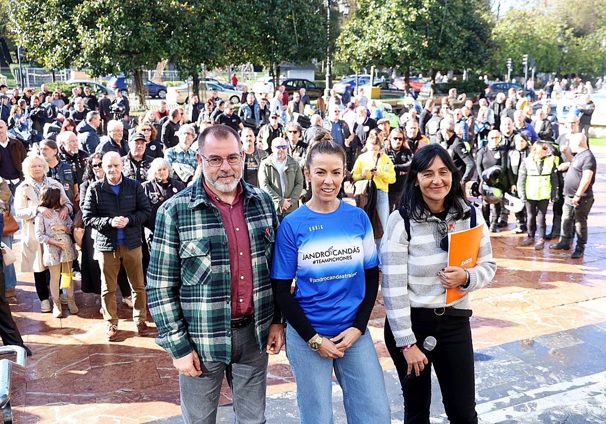 Carlos Javier Alonso Negreira, María Ángeles Rodríguez y Gema Rodríguez en la concentración.