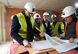 El presidente Adrián Barbón y el consejero Ovidio Zapico con la alcaldesa de Llanera, Eva Pérez, y el portavoz de IU en el concejo, Gonzalo Bengoa, este lunes durante la visita a una promoción pública.