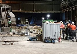 Equipo que trabaja en el arranque del horno alto 'B' de Arcelor.