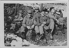 Soldados asturianos, en El Ferral del Bernesga (León), en los setenta.