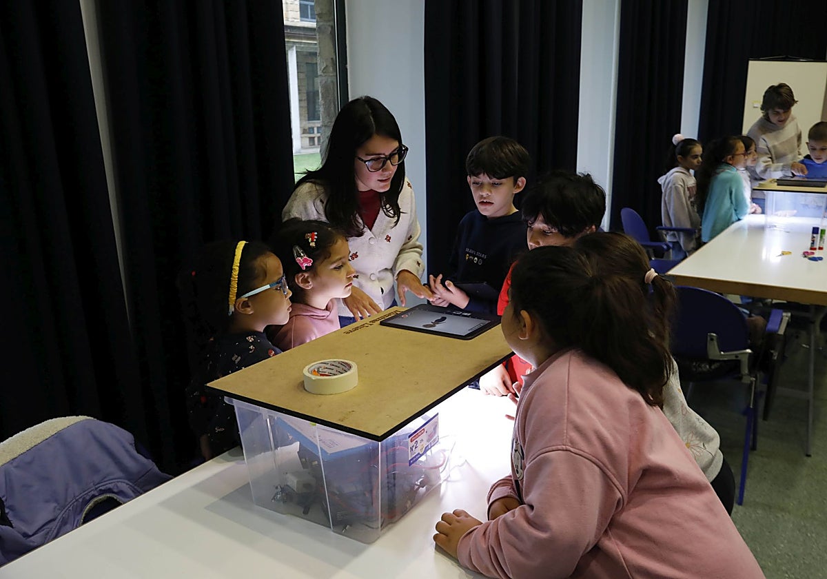 Un grupo de escolares participa en el taller de stop motion que imparte Óscar Molero en la Laboral.