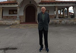 José Ramón Morís Tuya, ante la iglesia de Quintes.