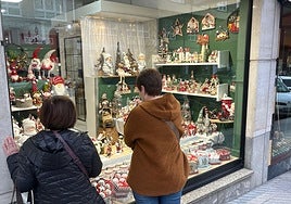 Un escaparate navideño, en una tienda de Pola de Siero