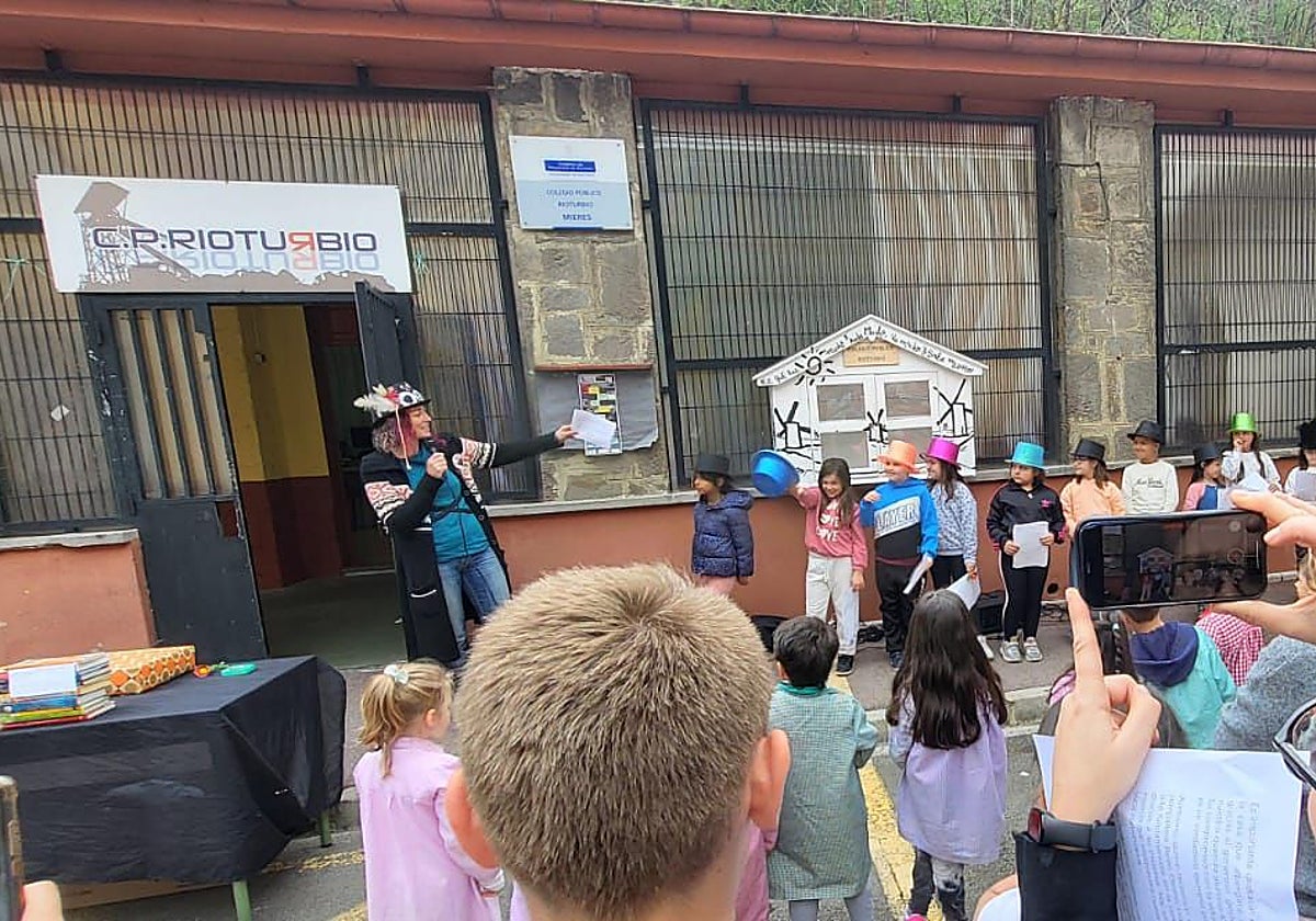 Inauguración del nuevo proyecto para la biblioteca escolar en el Rioturbio, Mieres.