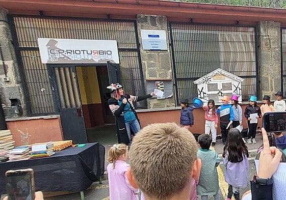 Inauguración del nuevo proyecto para la biblioteca escolar en el Rioturbio, Mieres.