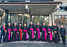La Comisión Ejecutiva de la Conferencia Episcopal Española, de la que forma parte Jesús Sanz Montes (segundo por la derecha), poco antes de reunirse con el Pontífice.