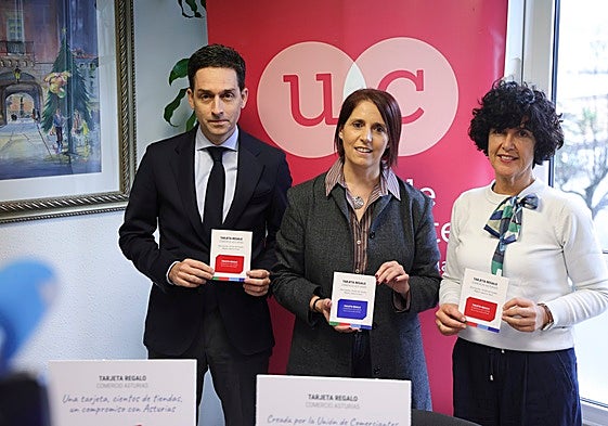 Fernando Clavijo, Arantza González y Sara Menéndez, con las nuevas tarjetas regalo.