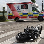 Estado en el que quedó la moto del joven accidentado en la avenida del Jardín Botánico.