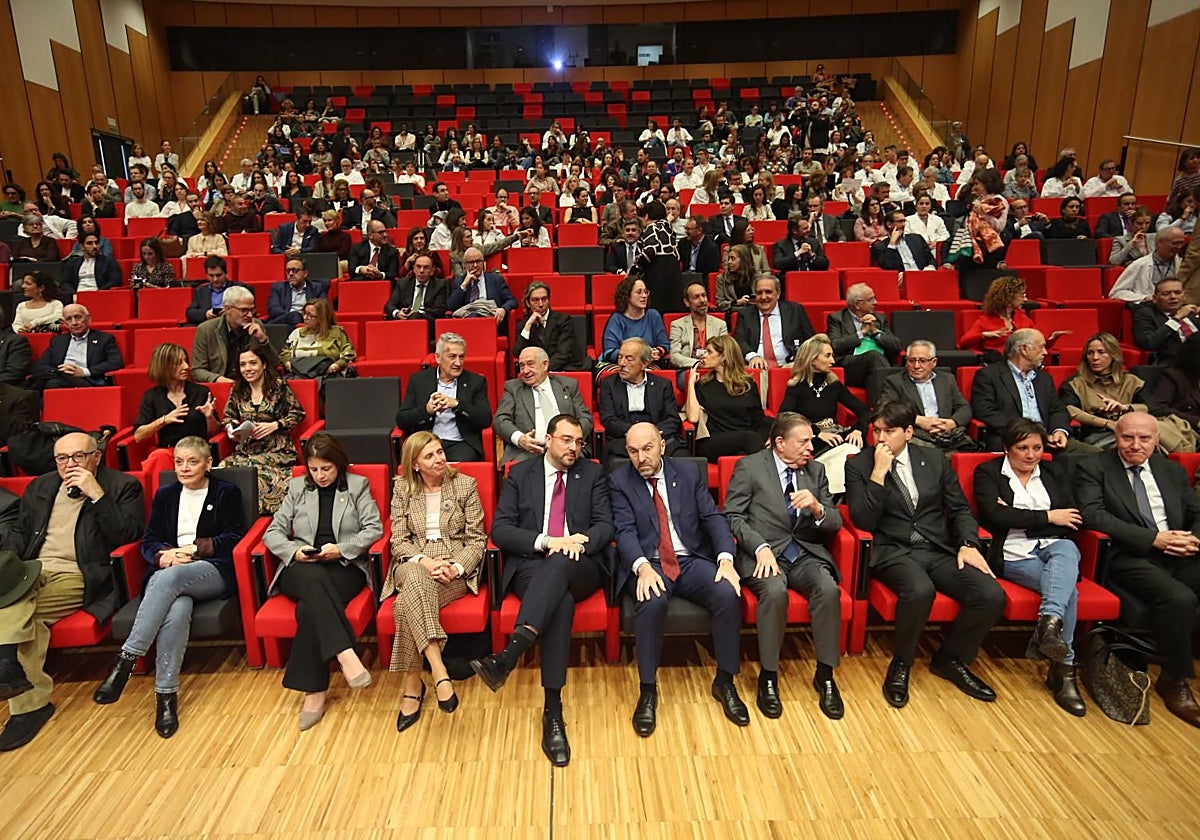 Acto oficial celebrado hace justo un año por el décimo aniversario de la Finba, con Faustino Blanco sentado a la derecha, en el salón de actos del HUCA.