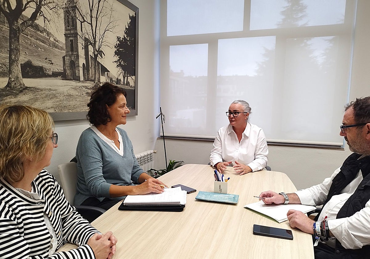 Carmen Gallego, Sonia Verde, Eva María Pérez y Jorge Rodríguez, durante la reunión mantenida en el Ayuntamiento de Llanera.