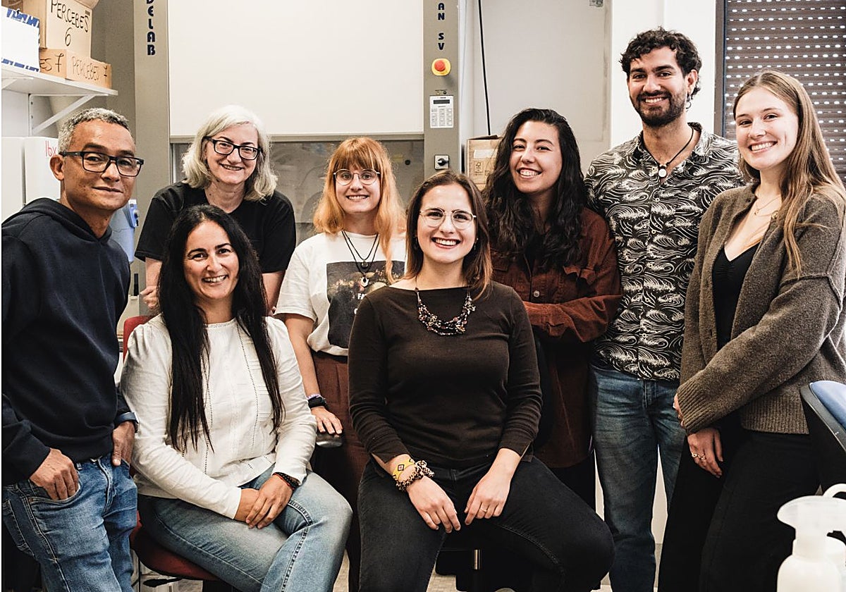Yaisel J. Borrell, Laura Miralles y María Celenza. Detrás, Trinidad Pérez, Ruth Coya, Noelia Suárez, Daniel Gómez-Lobo y Johanne Wauters, del Grupo de Investigación ARENA (Aula de Recursos Naturales).