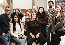 Yaisel J. Borrell, Laura Miralles y María Celenza. Detrás, Trinidad Pérez, Ruth Coya, Noelia Suárez, Daniel Gómez-Lobo y Johanne Wauters, del Grupo de Investigación ARENA (Aula de Recursos Naturales).