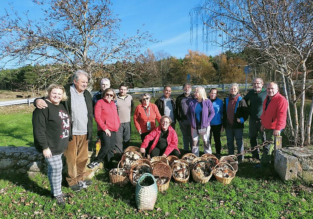 Miembros de Geotropa en una recogida de setas hace unos días.