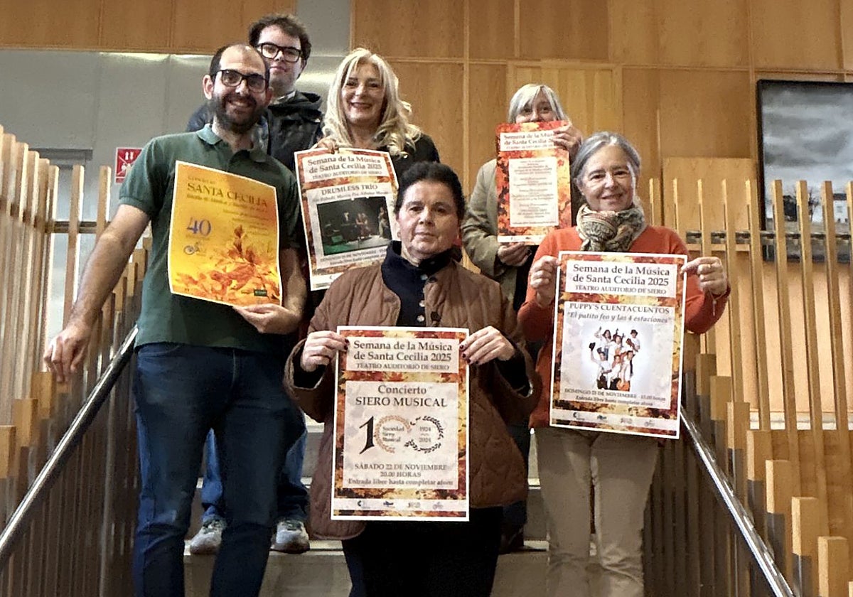 La edil de Cultura, Aurora Ciuenfuegos (centro), con Víctor Peinó Ornia, nuevo director del Bandín; Carlos González, presidente de ASAM; Ana Elena Suárez y Mónica Nachón, de Siero Musical e Isabel González, directora de la Fundación Municipal de Cultura de Siero.