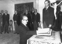 3 de diciembre de 1975. Torcuato Fernández-Miranda jura ante el Rey su cargo como presidente de las Cortes y del Consejo del Reino, puestos clave para acometer la Transición que él había diseñado.