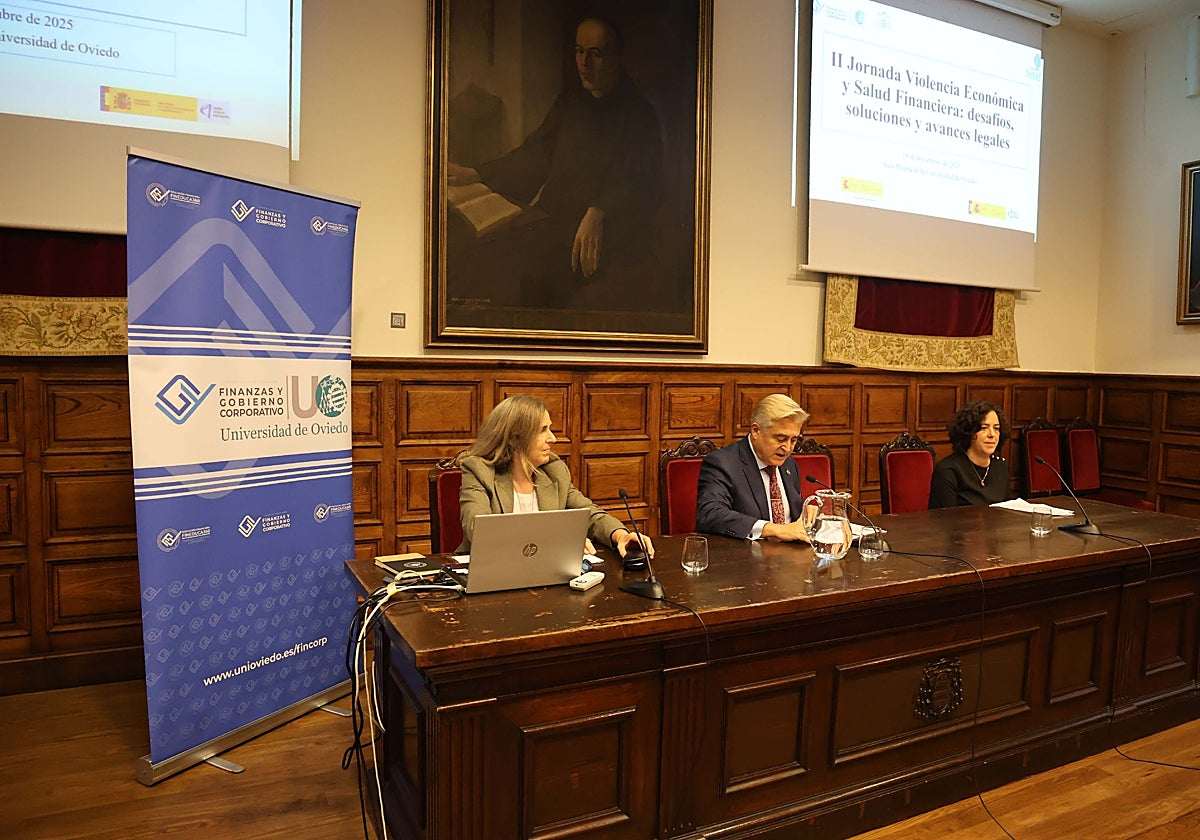 Silvia Gómez Ansón, del grupo de investigación Finanzas y Gobierno Corporativo; Juan Carlos San Pedro, vicerrector de Planificación Estratégica e Isabel Nistal, coordinadora de proyectos de la Fundación Nantik Lum.