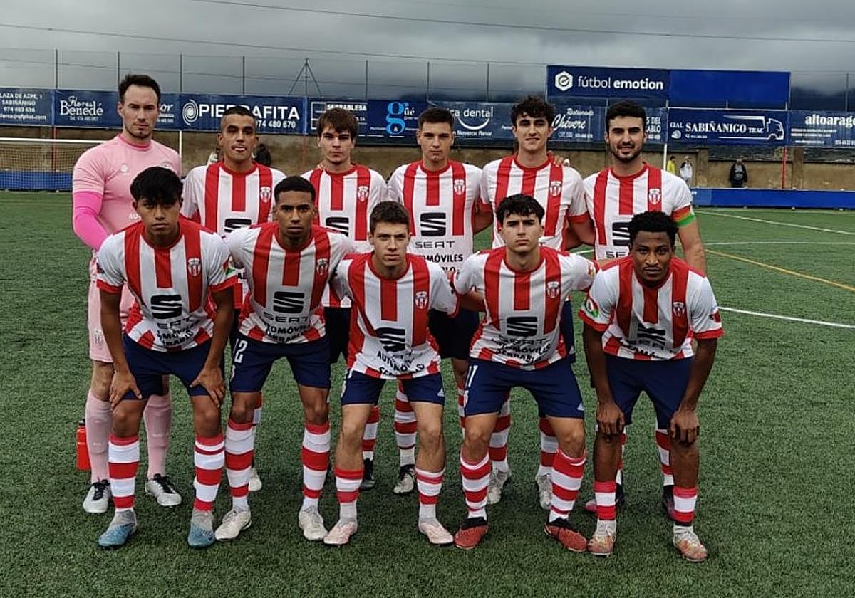 Once titular.Los jugadores de la Agrupación Deportiva Sabiñánigo, antes de un partido esta temporada.