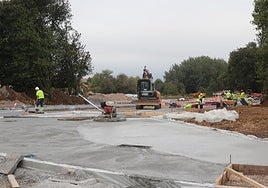 Obras de urbanización de la parcela reservada por la Universidad Europea en los terrenos de ampliación del Parque Científico en Somió.