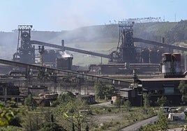 Los dos hornos altos de Arcelor, en la planta de Gijón.