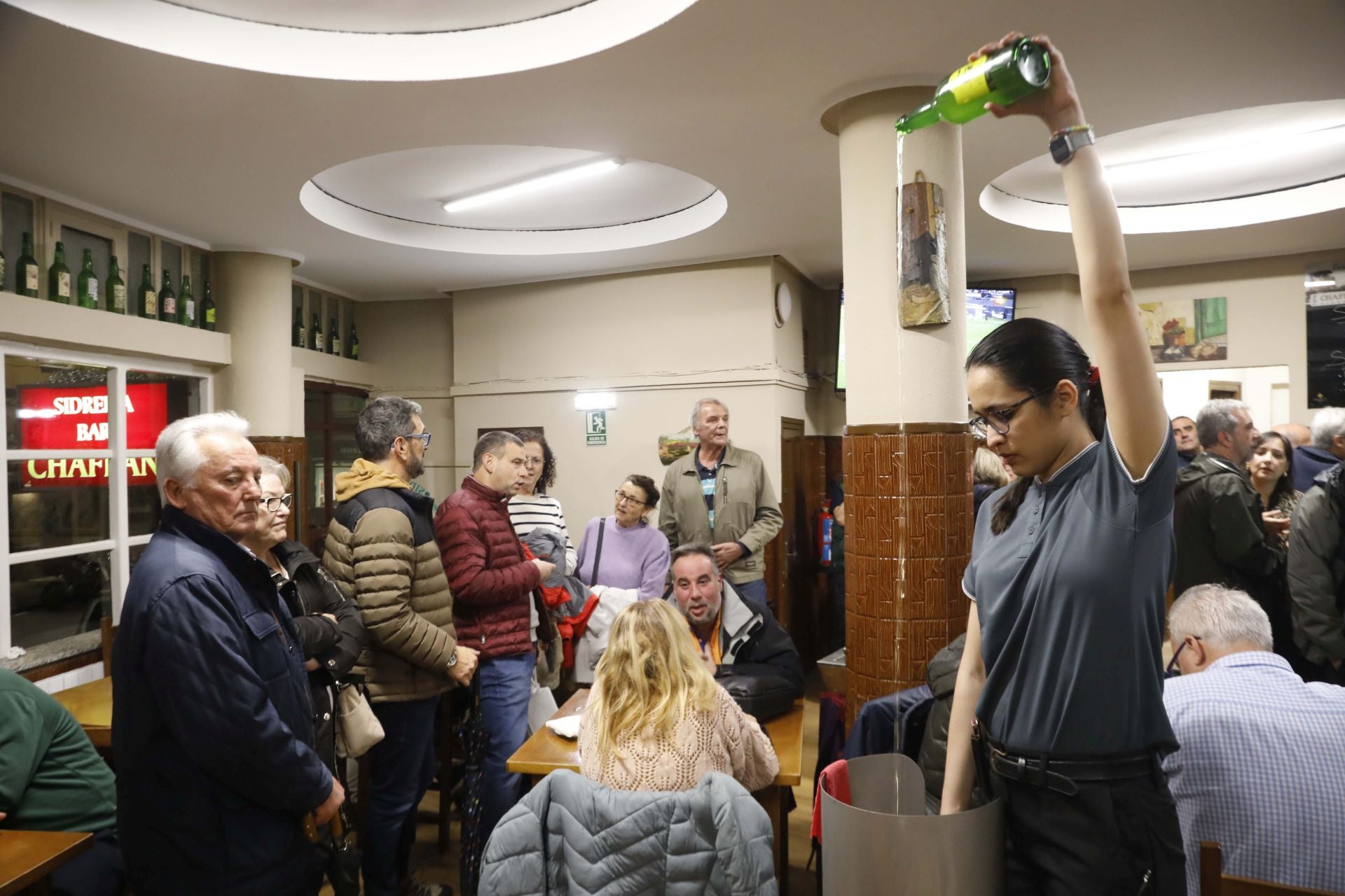 Lleno total en la reapertura de la sidrería Chaflán de Gijón