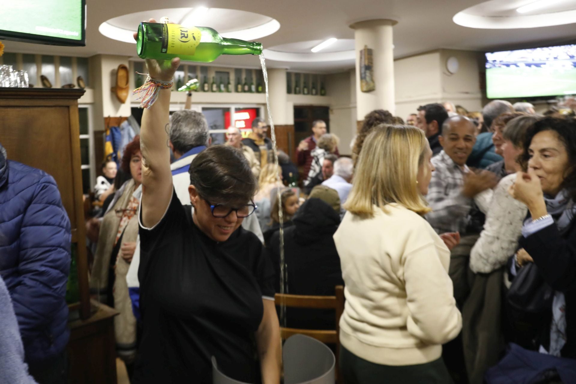 Lleno total en la reapertura de la sidrería Chaflán de Gijón
