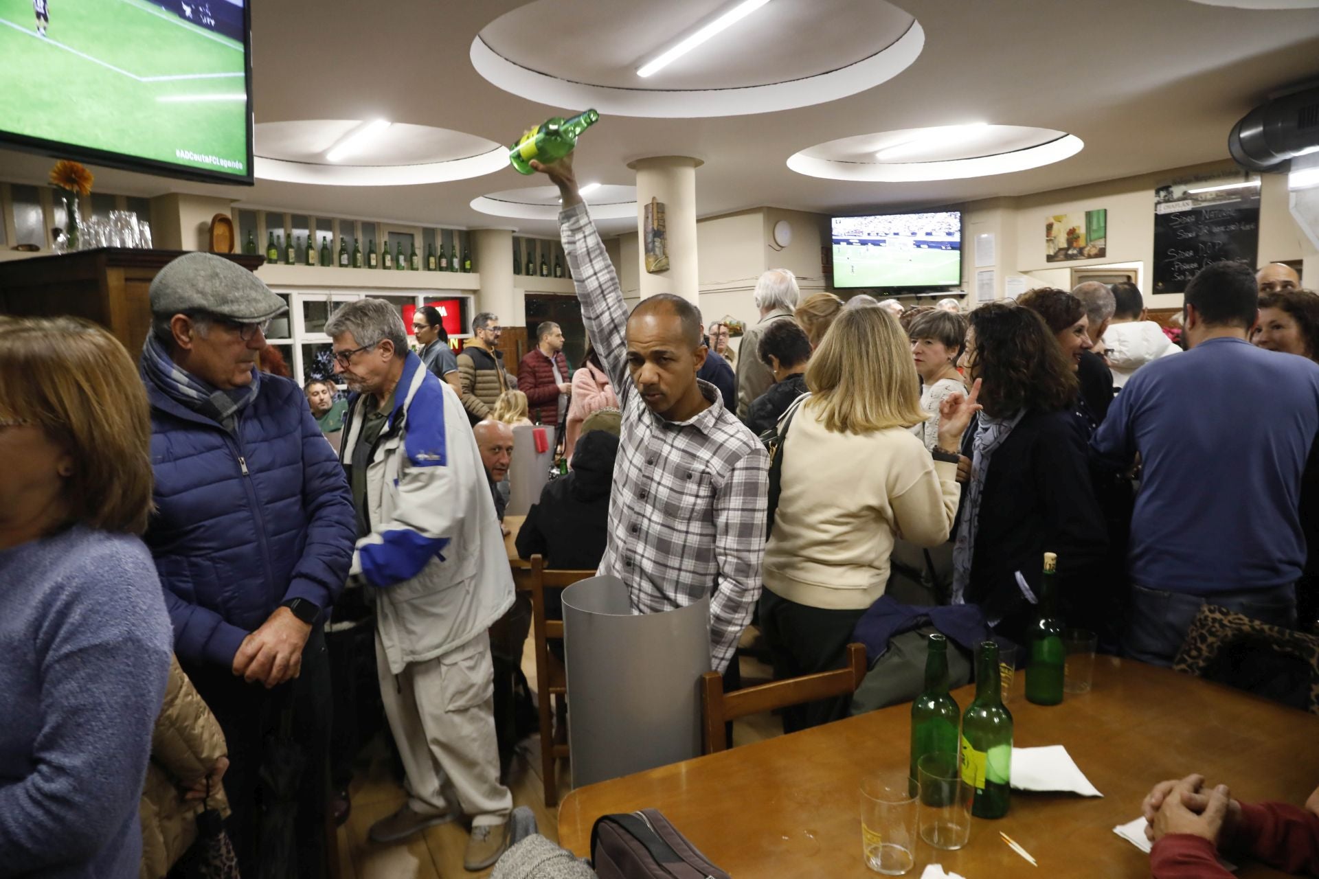 Lleno total en la reapertura de la sidrería Chaflán de Gijón