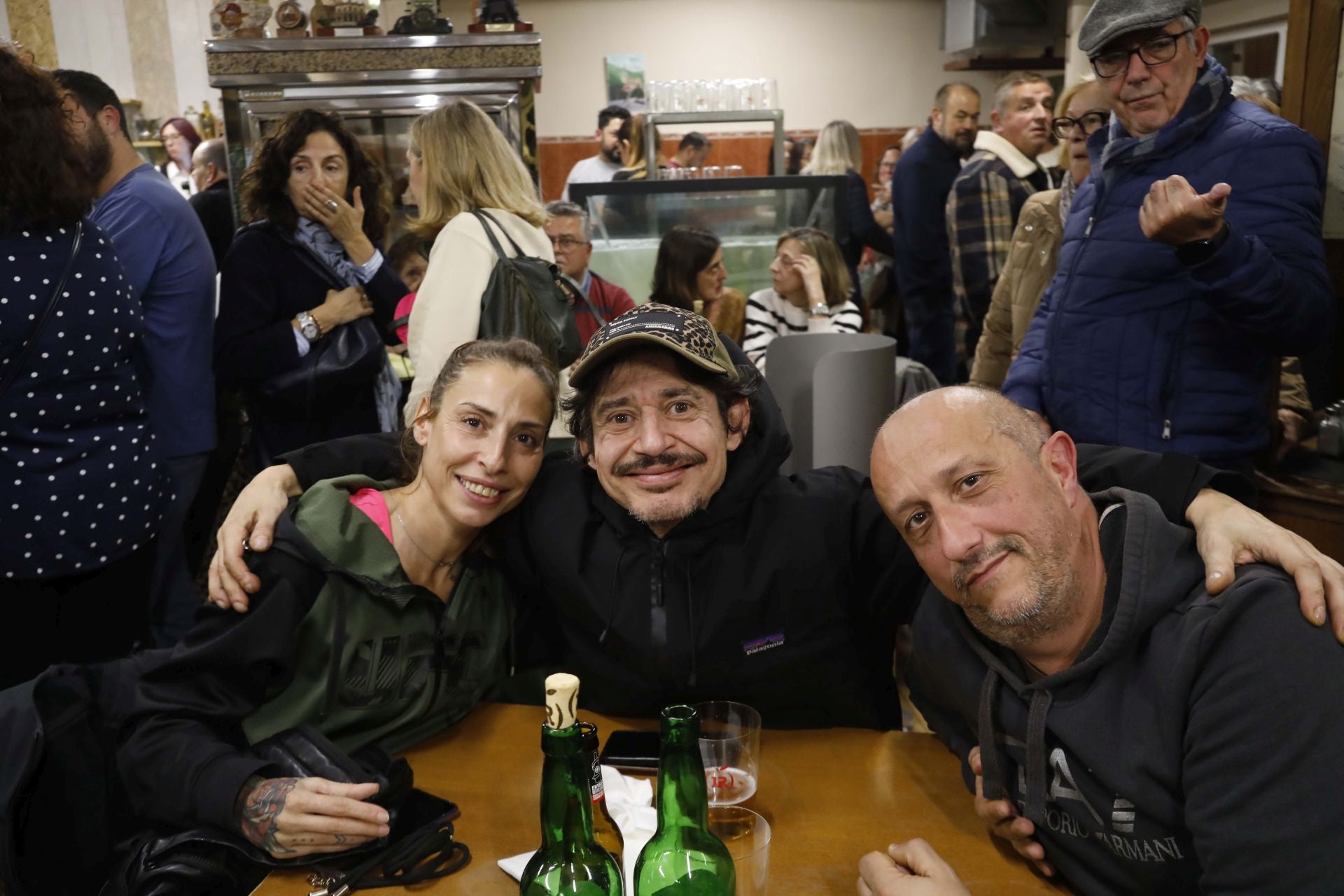 Lleno total en la reapertura de la sidrería Chaflán de Gijón