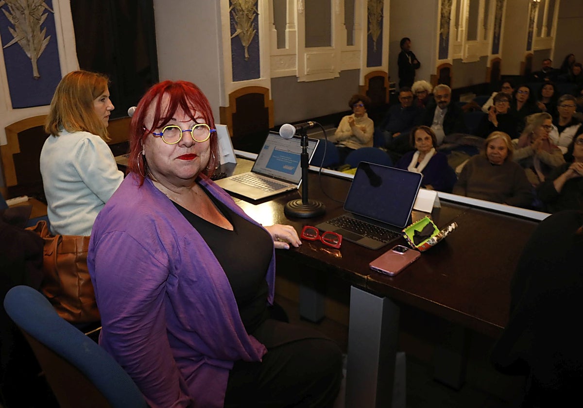 La periodista Montserrat Boix y, tras ella, Lourdes Muñoz.