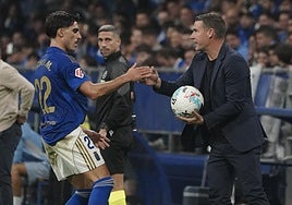 Luis Carrión entrega un balón a Nacho Vidal en el encuentro ante el Espanyol y aprovecha para darle instrucciones antes de que el lateral saque de banda.