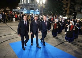 Fernando Corral, José Luis Almeida y Javier Martínez a su llegada, el pasado miércoles, al Teatro Campoamor, donde se celebró la gala de Otea.
