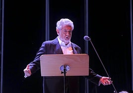 Plácido domingo en pleno concierto.