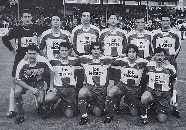 Once titular en la promoción de descenso en 1998. Desde la izquierda, arriba: Santi Calvo, David, Pedro Muñiz, Dani, Miguel Ángel y Dos Santos. Abajo: Juanma, Urízar, Boli, Idiákez y Joaquín.