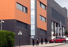 Agentes de la Policía Local en el edificio de Seguridad Ciudadana de Rubín.
