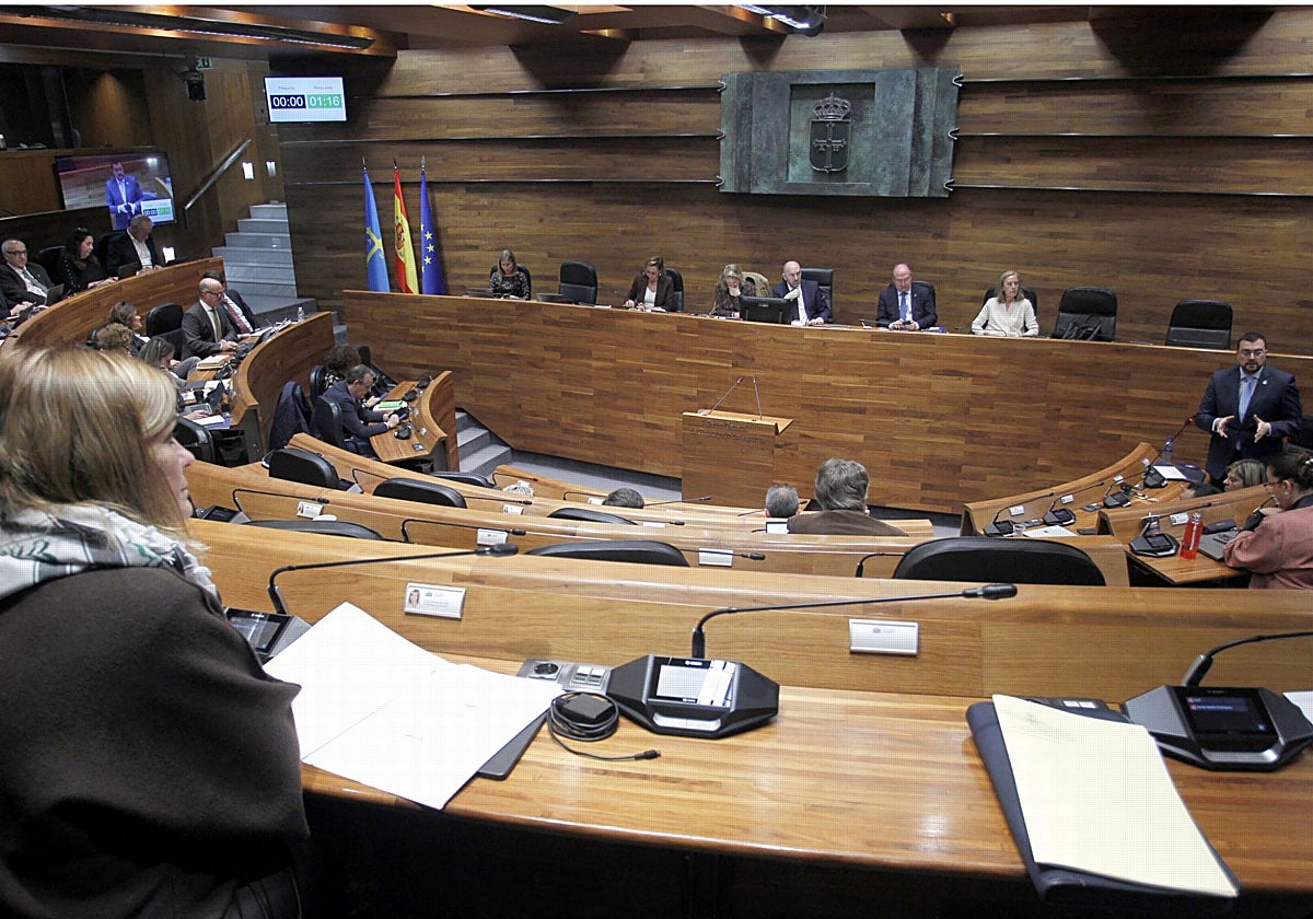 Covadonga Tomé escucha a Adrián Barbón, durante su cara a cara.