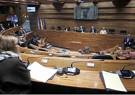 Covadonga Tomé escucha a Adrián Barbón, durante su cara a cara.