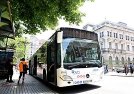 Un autobús urbano en Oviedo.