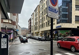 Señal y máquina de la zona azul en pleno centro urbano de La Pola.