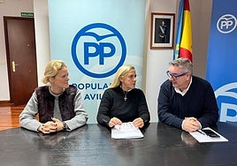 La presidenta del PP de Avilés, Estefanía Rodríguez; la diputada autonómica Susana Fernández y el concejal Jorge García criticaron en Avilés la legislación en materia de vivienda.
