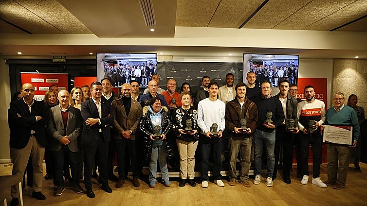 Foto de familia de los premiados y los representantes de los Premios Quini tras la entrega de los galardones y distinciones de ayer, en el Hotel Artiem.