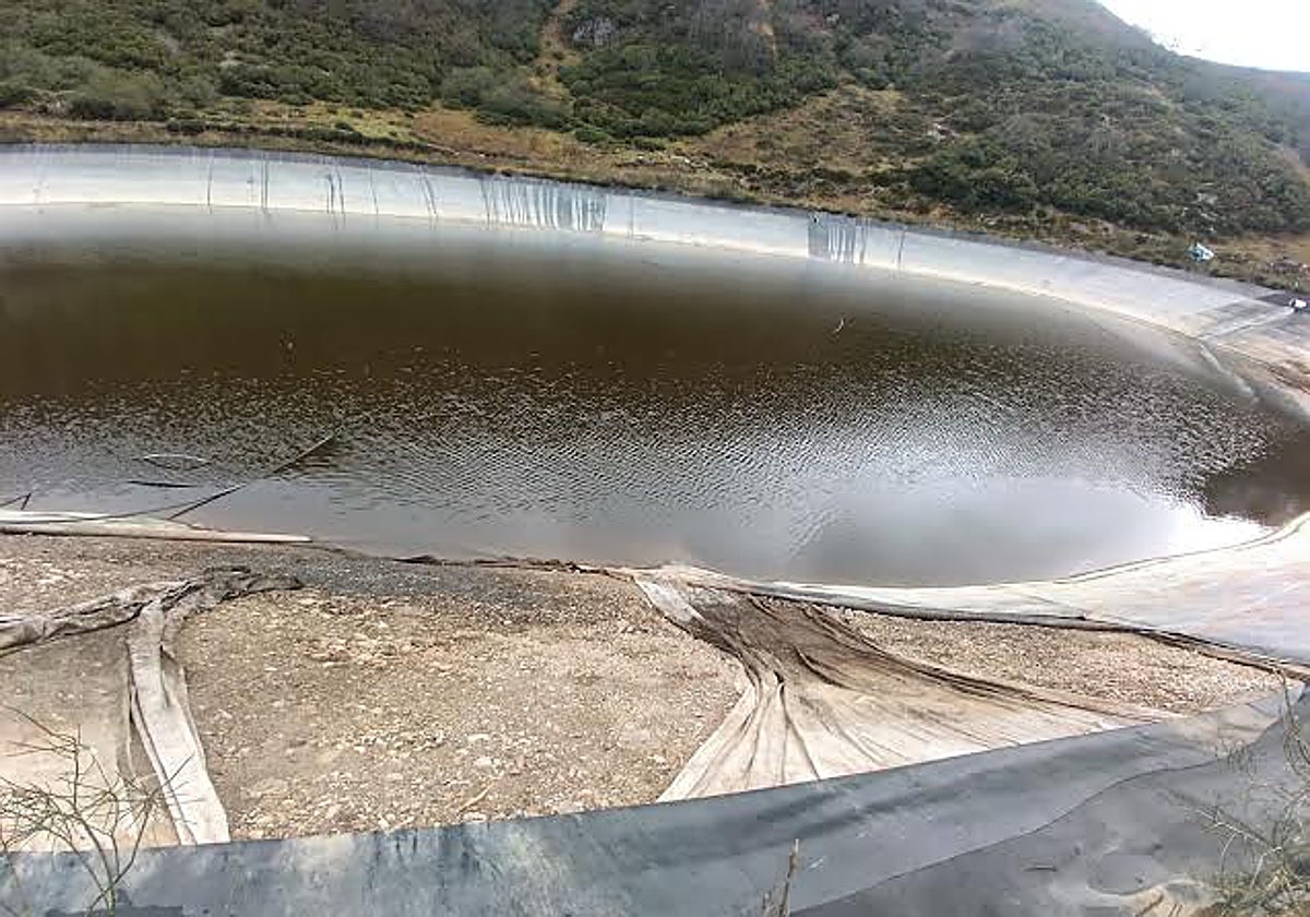 Estado actual de la balsa de agua con la zona de impermeabilización (negra) rota y desplazada de su lugar habitual