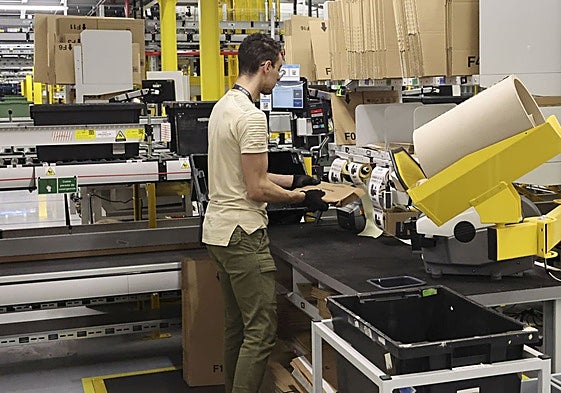 Un empleado en el centro logístico de Siero.