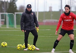 El técnico rojiblanco observa a sus jugadores este miércoles.