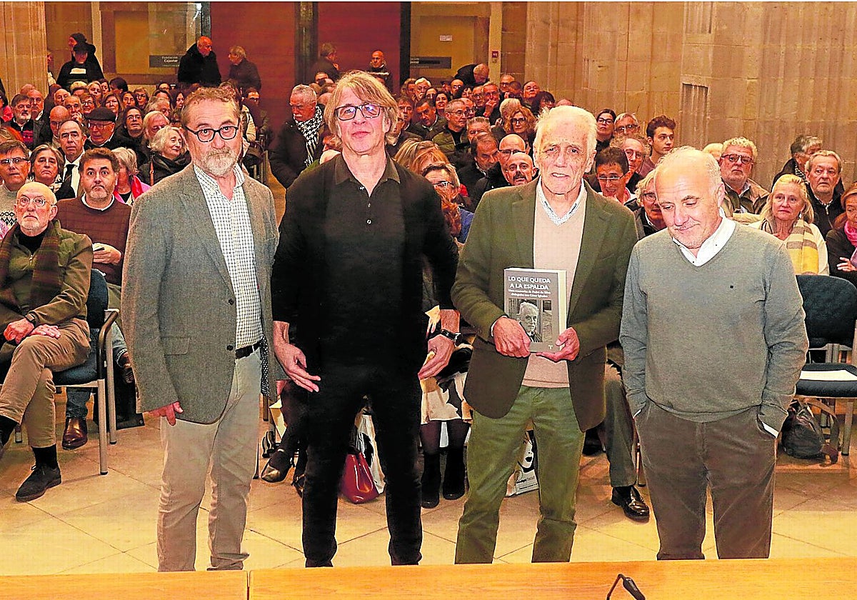 El editor Álvaro Díaz Huici y el escritor Juan Carlos Gea junto a los autores del libro, Pedro de Silva y César Iglesias.