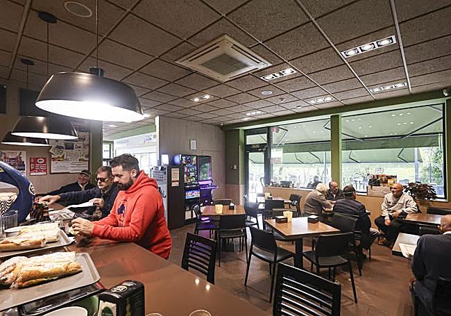 Cafetería con terraza, perfecta tanto para una pausa breve como para una comida informal, con opciones para consumir en sala o llevar