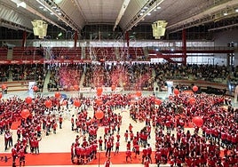 Las secciones del Grupo Covadonga, reunidas sobre el parqué del Palacio de Deportes de Gijón.