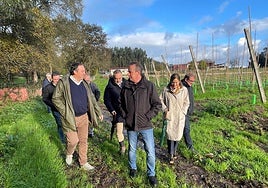 El alcalde de Villaviciosa y el consejero de Medio Rural, durante su visita en el concejo maliayo.