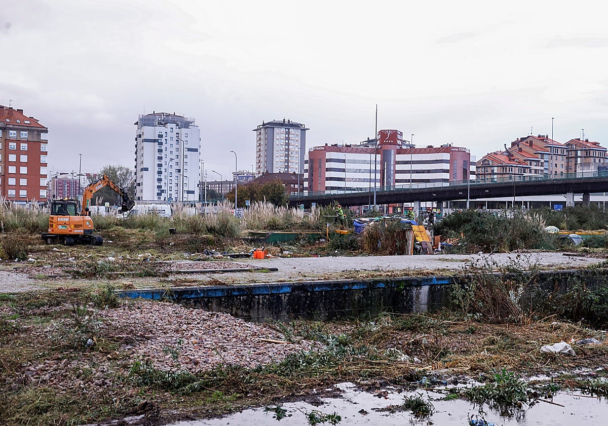 Imagen principal - Labores de limpieza en la degradada zona que fue la antigua playa de vías y actualmente espacio de asentamiento de indigentes. 